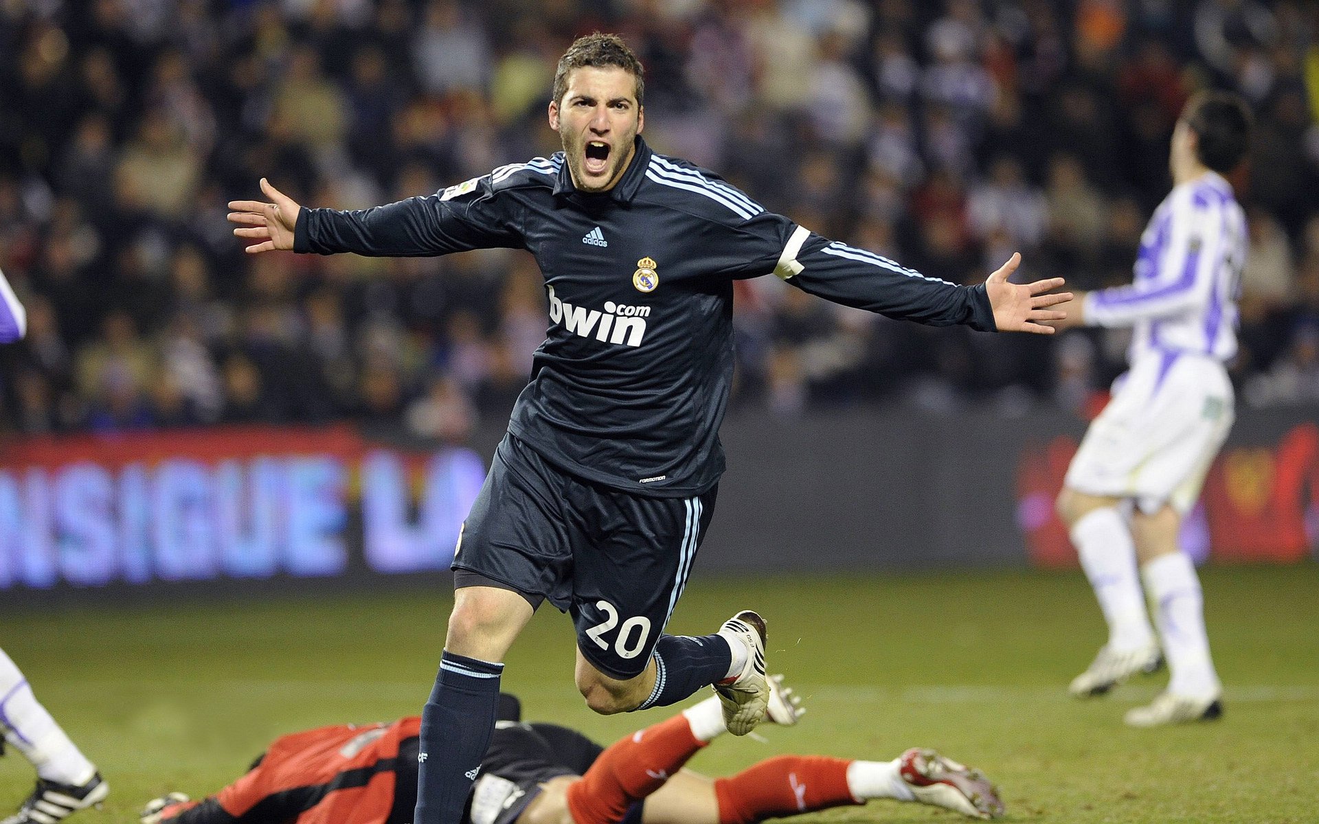 简：用他的速度和技巧助力全黑队在多个国际比赛中收获荣誉