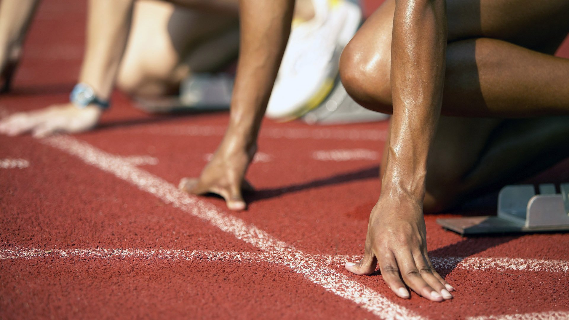 爱游戏体育APP下载-苏炳添与学弟同场竞技气氛友好，苏炳添vs